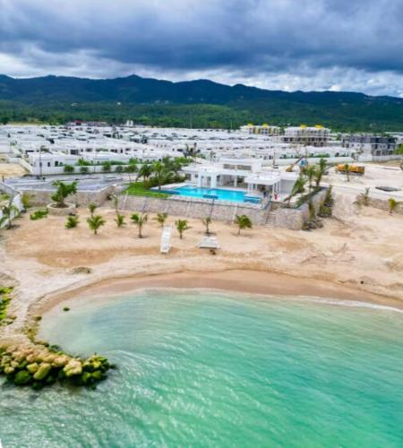 Villa Elegance-3 min Walk to the Beach-20 mins to Ochi Rios in 플랜테이션 빌리지