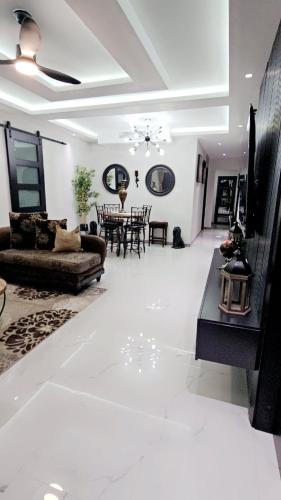 Villa Elegance-3 min Walk to the Beach-20 mins to Ochi Rios in 플랜테이션 빌리지