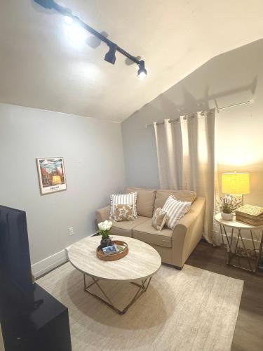Cozy 2 BR apartment near Legacy Place and Train to Boston in 戴德姆
