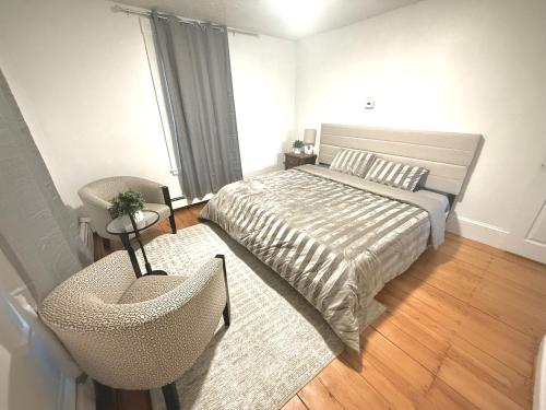 Cozy 2 BR apartment near Legacy Place and Train to Boston in 戴德姆