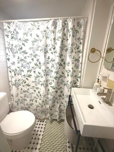 淋浴間, Cozy 2 BR apartment near Legacy Place and Train to Boston in 戴德姆