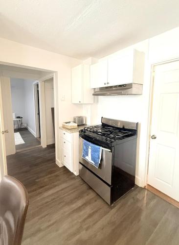 廚房, Cozy 2 BR apartment near Legacy Place and Train to Boston in 戴德姆