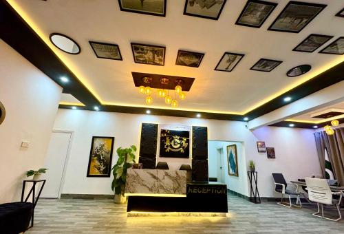 Pintu masuk, Grand Berkshire Hotel in Peshawar