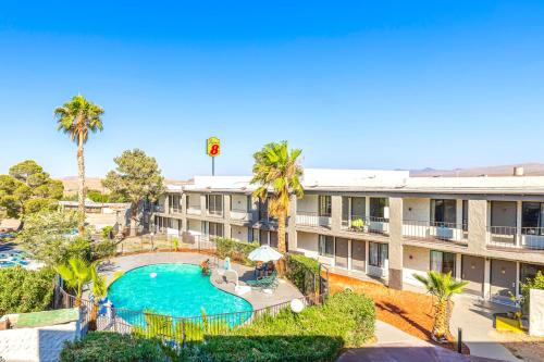 Super 8 by Wyndham Barstow - image 31