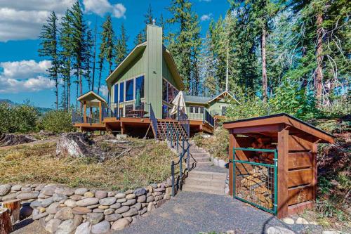 . Unique riverfront home & cabin with amazing views deck & W&D - dog-friendly