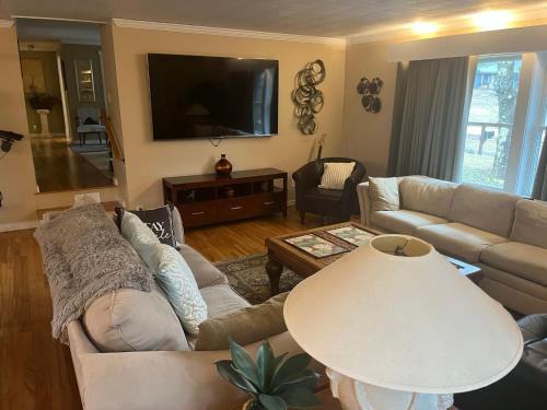 Lovely home near Stowe, shopping and trails in Morristown, USA