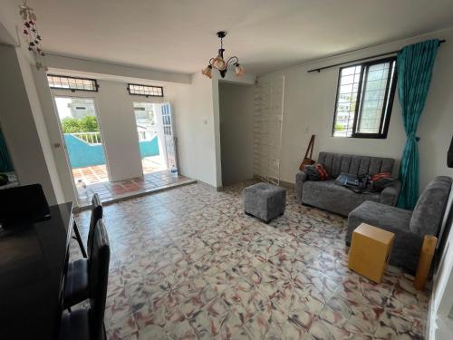 Shared lounge/TV area, Habitaciones amobladas con bano privado in Alto Bosque