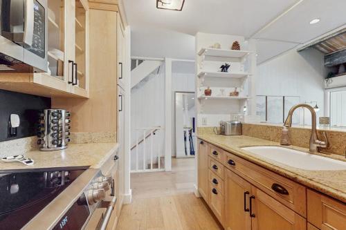 Elegant Condo with a Great Kitchen Fireplace Decks Near Lake and Skiing in Kings Beach (CA)