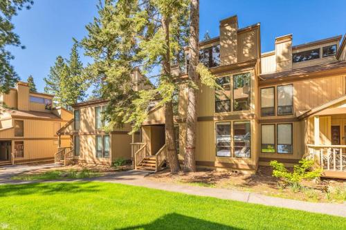 Elegant Condo with a Great Kitchen Fireplace Decks Near Lake and Skiing in Kings Beach (CA)