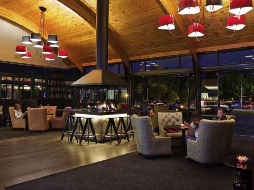 Bar/lounge, Novotel Rotorua Lakeside in Rotorua