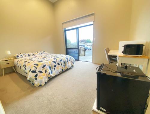 Warm & Sunny room in New Plymouth in Moturoa