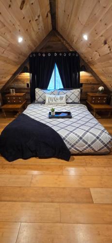 Couples Getaway Cabin with a Loft - Firepit - Creek in Dahlonega, USA