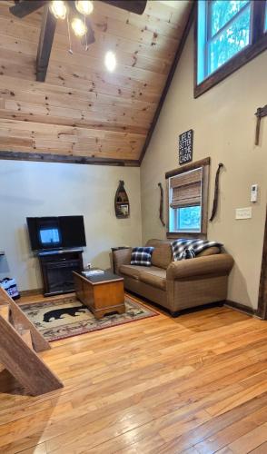 Couples Getaway Cabin with a Loft - Firepit - Creek in Dahlonega, USA