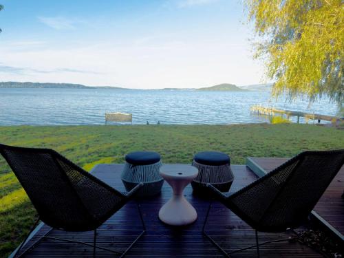 Stillwater Cottage - Stunning Lakefront Location with Spa & Kayaks – khách sạn tại Ngongotaha