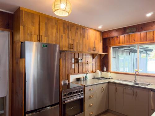 Stillwater Cottage - Stunning Lakefront Location with Spa & Kayaks in Ngongotaha