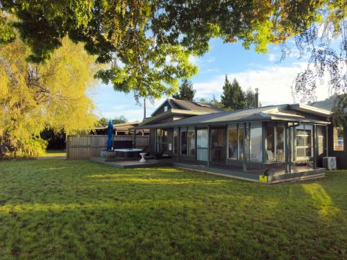 Stillwater Cottage - Stunning Lakefront Location with Spa & Kayaks in Ngongotaha