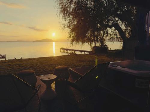 Stillwater Cottage - Stunning Lakefront Location with Spa & Kayaks in Ngongotaha