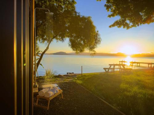 Stillwater Cottage - Stunning Lakefront Location with Spa & Kayaks in Ngongotaha
