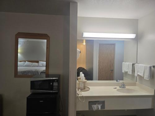 Economy Inn & Suites - image 39