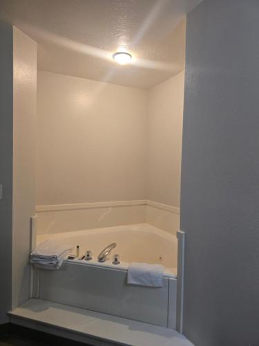 Economy Inn & Suites - image 41