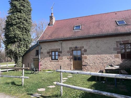 Gîte Rustique à Neuilly-le-Réal avec Animaux Acceptés - FR-1-489-611 (Gite Rustique a Neuilly-le-Real avec Animaux Acceptes - FR-1-489-611) in Neuilly-le-Réal