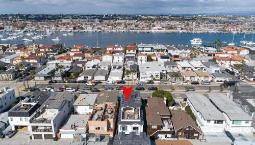 Coastal Luxury Retreat with Stunning Rooftop Deck townhouse - image 3