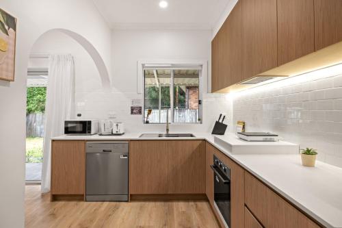 Inviting Double Room with Ensuite Bath Sunlit Comfort at Matraville - Shared Kitchen in Little Bay