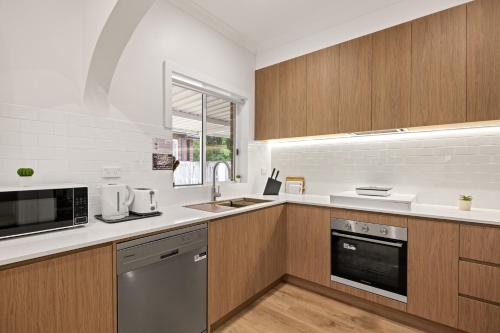 Inviting Double Room with Ensuite Bath Sunlit Comfort at Matraville - Shared Kitchen in Little Bay