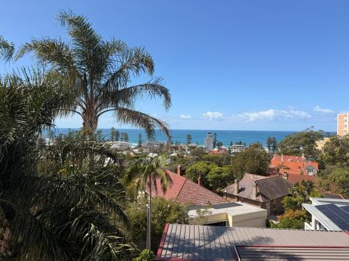 KozyGuru | Manly | Top-Floor Panoramic Seaview Gem - image 6