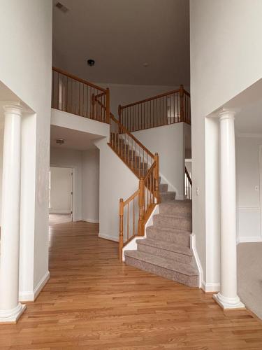 A Warm Welcome to this spacious 8 bedrooms, 4 and a half baths Villa in Waldorf (MD)