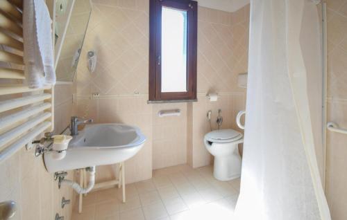 Fürdőszoba, Stunning Home In Pescia Romana With Swimming Pool in Pescia Romana