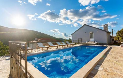 Peldbaseins, Stunning Home In Trilj in Budimir