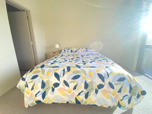 Warm & Sunny room in New Plymouth in Moturoa