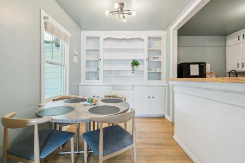 Winter Bliss Retreat Centrally Located Lilac2 in Midwest City, USA