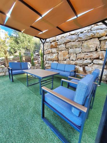Ghine Chalet 2BR Garden & Mountain View in Ghbaleh
