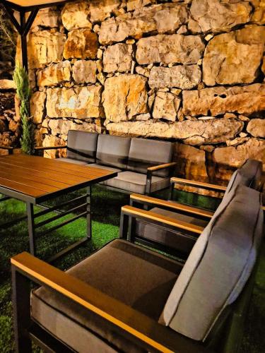 Ghine Chalet 2BR Garden & Mountain View in Ghbaleh