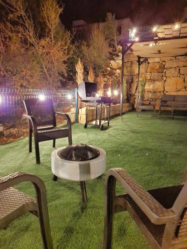 Ghine Chalet 2BR Garden & Mountain View in Ghbaleh