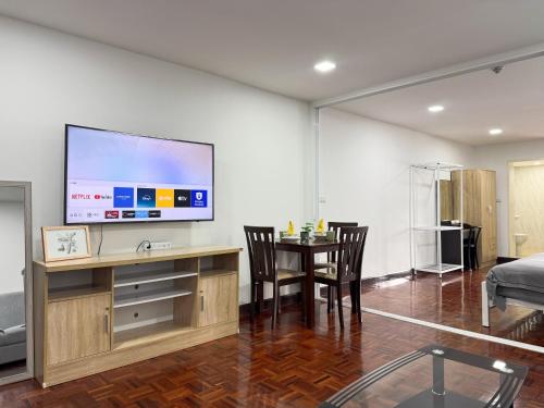 City Center | 1BR | Sleeps 4 | Near BTS & Bars - image 13