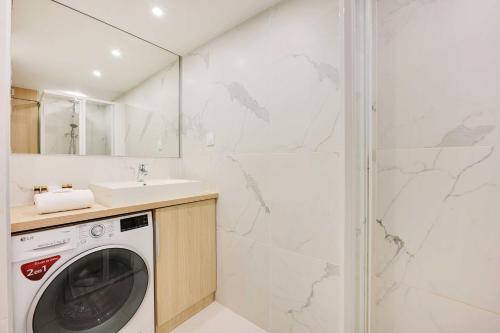 Beautiful Apt -1BR-4P- Tour Eiffel-Invalides - image 12
