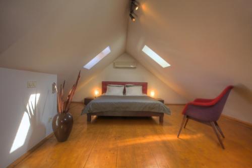 Deluxe Two-Bedroom Apartment image 9
