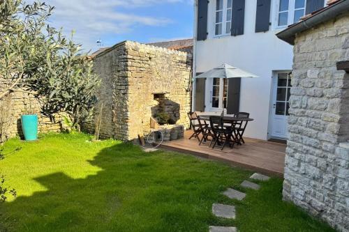 Charming house with garden in Ars-en-Ré – khách sạn tại Ars En Re