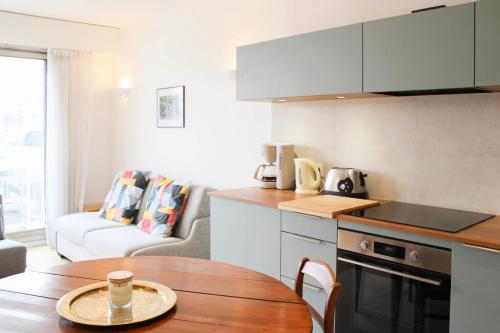 Renovated studio with quiet balcony in Буа-Коломб