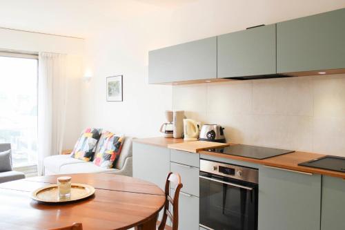 Renovated studio with quiet balcony in Буа-Коломб