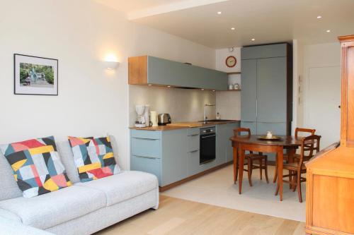 Renovated studio with quiet balcony in Буа-Коломб