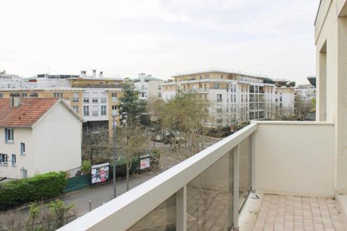 Renovated studio with quiet balcony in Буа-Коломб