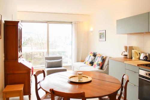Renovated studio with quiet balcony in Буа-Коломб