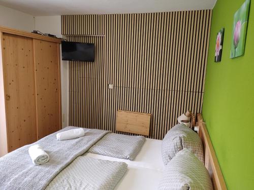 2 double beds