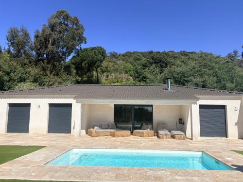 Villa moderne piscine vue mer