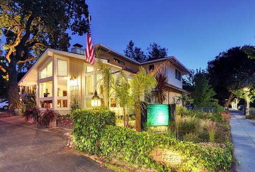 Exterior view, Saratoga Oaks Lodge in Saratoga (CA)