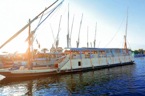 Saray El Nil Dahabiya – khách sạn tại Al Qarnah